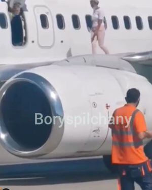 Insólito: mujer abre puerta de emergencia y camina sobre el ala del avión