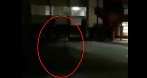 ¡Video de terror! Un cuidador de escuela capta fantasma de niña