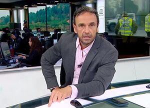 Rodrigo Sepúlveda de nuevo increpado por televidente por uso de celular en vivo: “Acá están ustedes, acá me escriben”