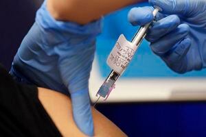 Segundo voluntario de vacuna de AstraZeneca desarrolló enfermedad neurológica ‘inexplicable’