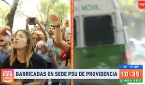 “Que se vayan pa’ la casa”: estudiantes expulsaron a móvil de TVN de local de rendición de la PSU en Providencia