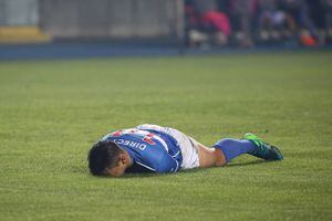 David Llanos chocó con Dituro en el entrenamiento de la UC y queda fuera del partido con Palestino