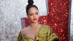 Rihanna posa en lencería con transparencias y nos enseña que subir unos kilos durante la cuarentena no está mal