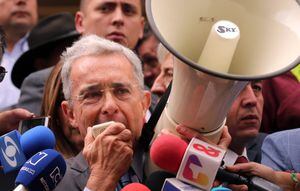 Uribe sugiere presiones de Santos en investigación que tiene en la Corte