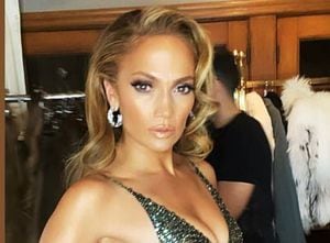 Jennifer Lopez da clases de estilo luciendo un conjunto animal print y sensuales tacones