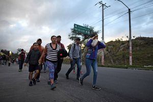 Nueva caravana de migrantes hondureños cruza frontera de Guatemala