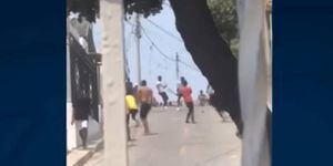 (Video) A piedra y machete pelean un grupo de jóvenes en plena calle durante la cuarentena