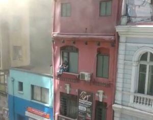 Bomberos rescata a pareja tras incendio en tradicional motel de Santiago