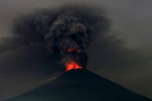 Nueva erupción volcánica amenaza a Bali: Volcán del anillo de fuego del Pacífico generó la interrupción de más de 300 vuelos