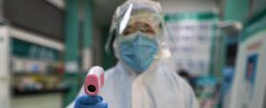 Autoridades chinas prohiben a médicos de Wuhan hablar sobre el inicio del coronavirus; podrían ser castigados por espionaje