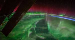 Nasa divulga fotos incríveis da aurora boreal vista do espaço