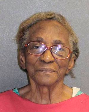 Tras las rejas quedó abuela de 96 años por pegarle con "una chancla" a su nieta de 46