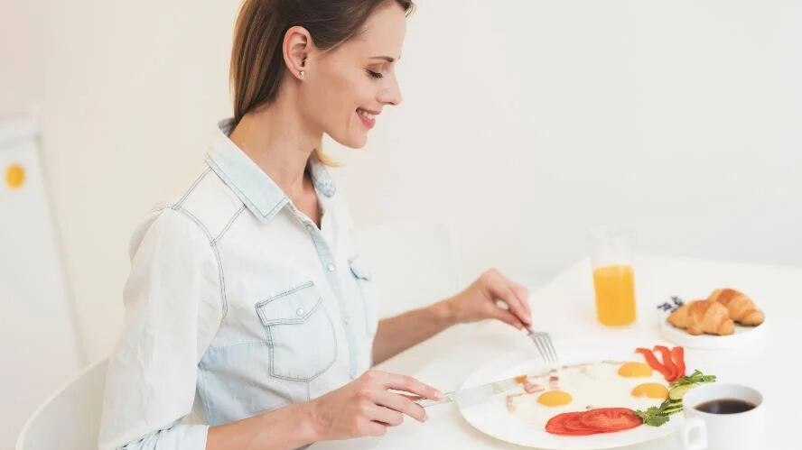 Comer un par de huevos al día proporcionará la vitamina B12 que se requiere.