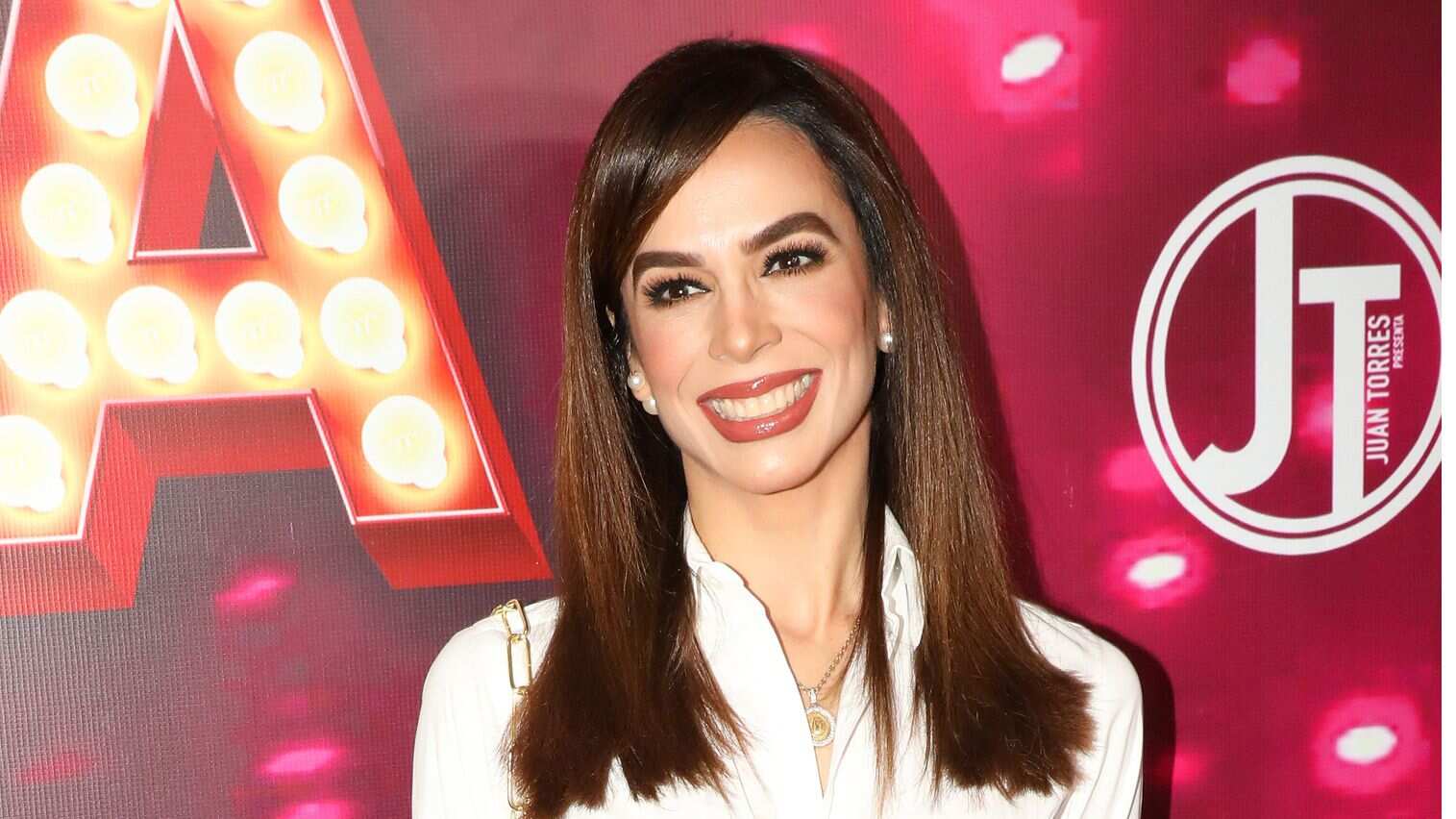 Biby Gaytán enamora con su look primaveral