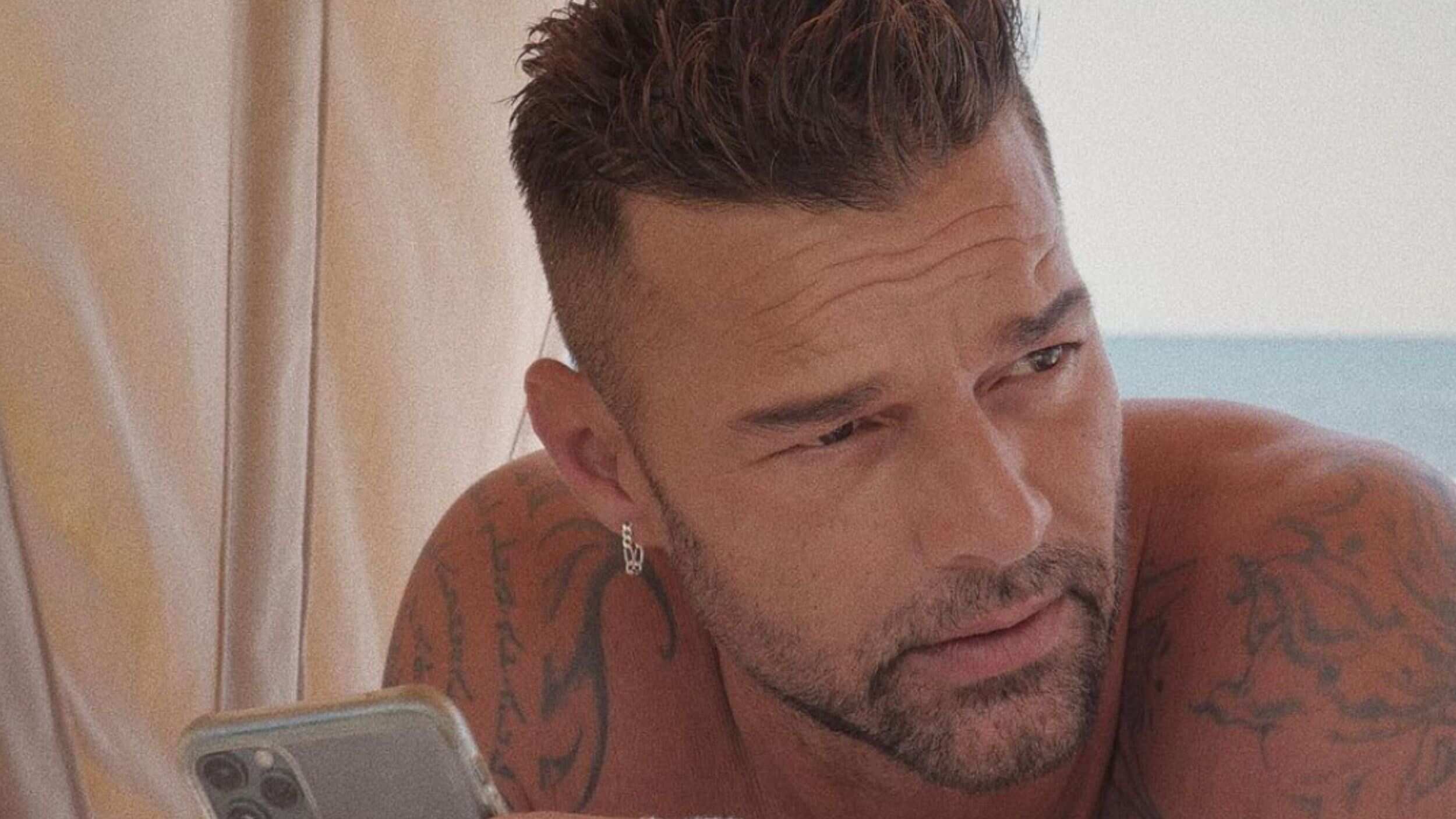 Ricky Martin revela su rutina de skincare para lucir joven a sus 49 años