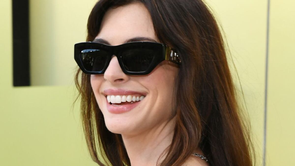 Anne Hathaway tiene un hermano mayor y un hermano menor que pocos conocen