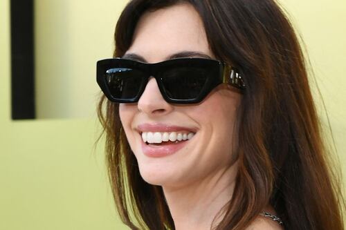 Anne Hathaway hizo una rara aparición con su hijo menor en el Super Bowl 2025
