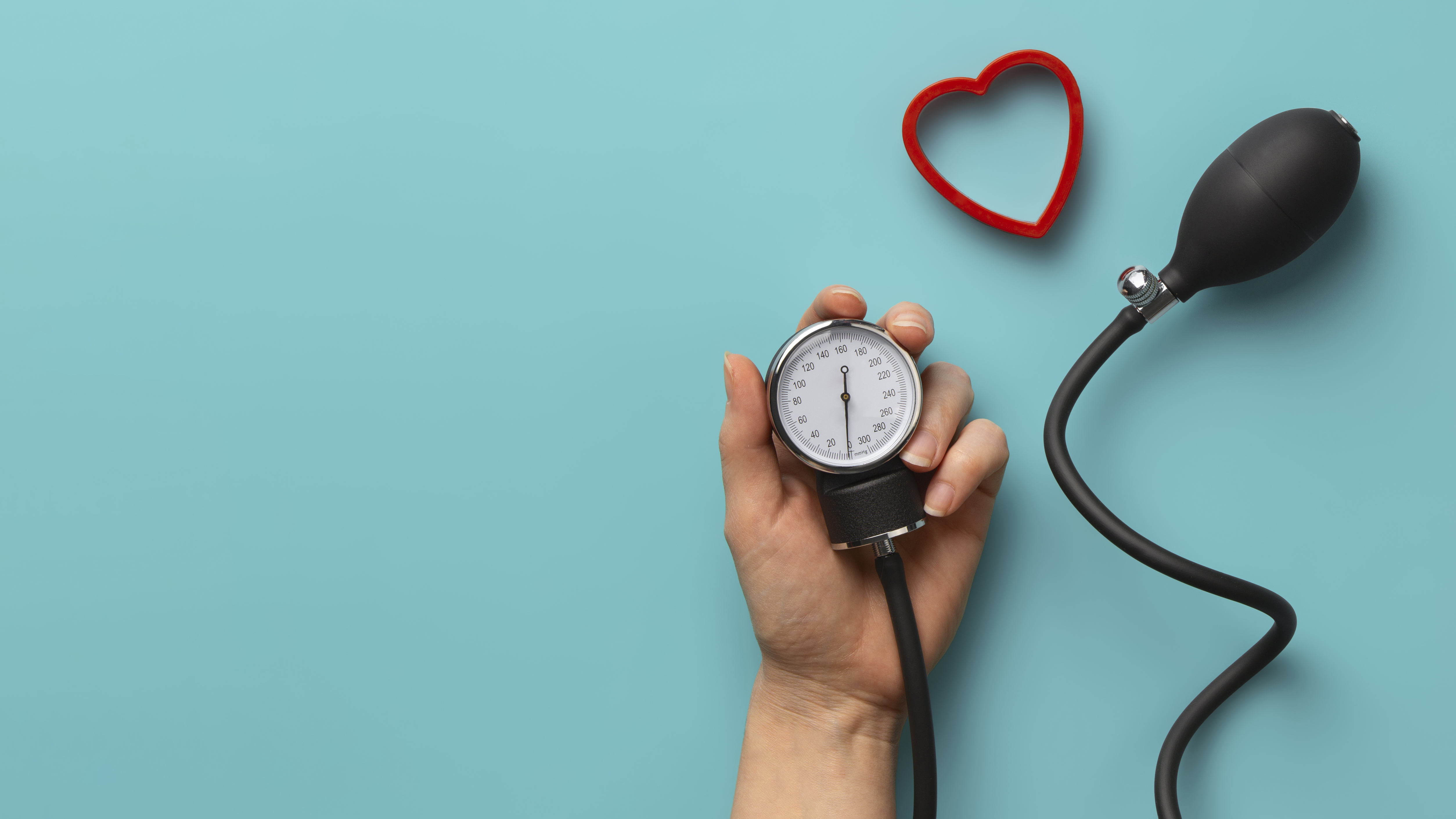 Muchas personas tienen hipertensión y no lo saben. Conoce los riesgos para la salud y qué cambios pueden ayudar a prevenirla y mantenerla bajo control. Foto: Magnific.
