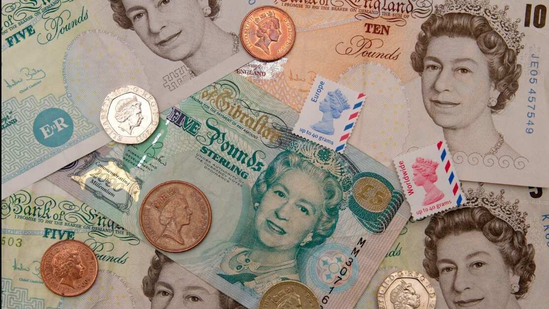 Billetes con el rostro de la Reina Isabel