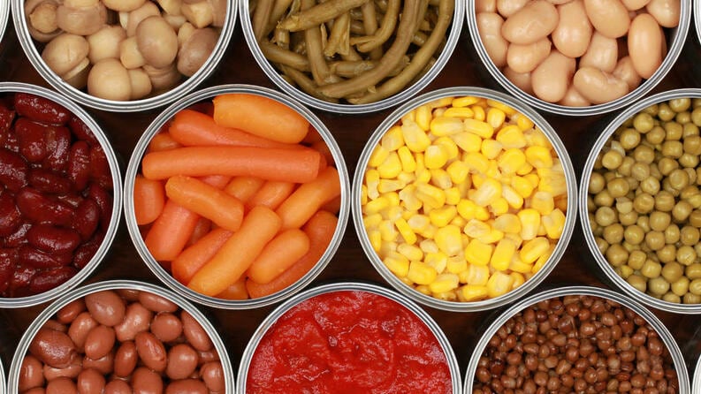 Los alimentos enlatados, incluidas las sopas y las salsas, tienen un alto contenido de sodio y pueden aumentar la presión arterial | Foto: Referencial