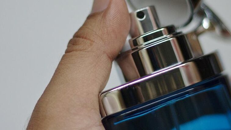 Un perfume en atomizador.