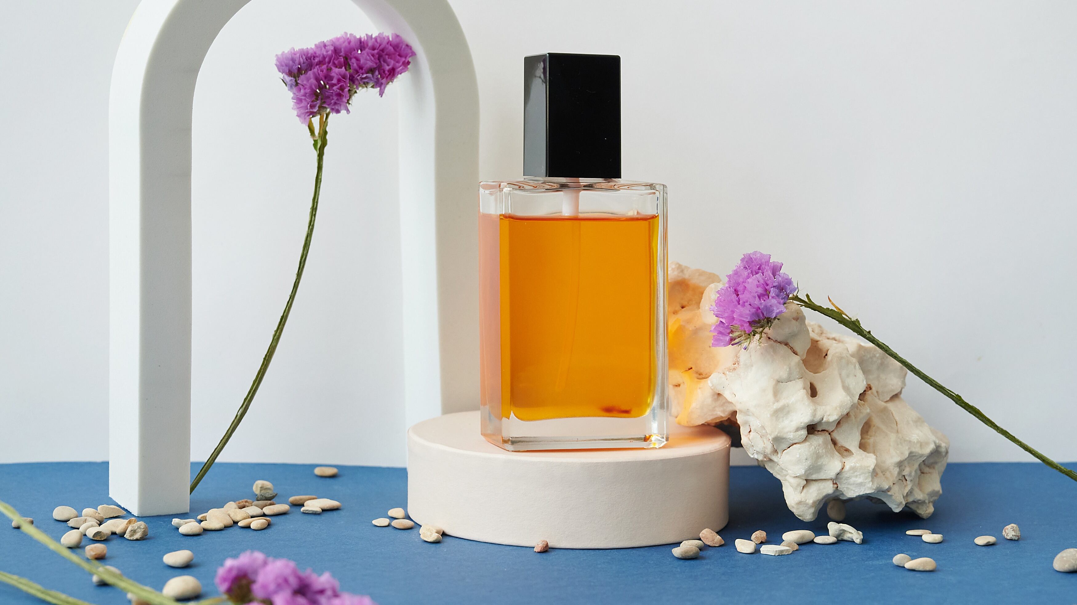 Frasco de perfume com líquido laranja