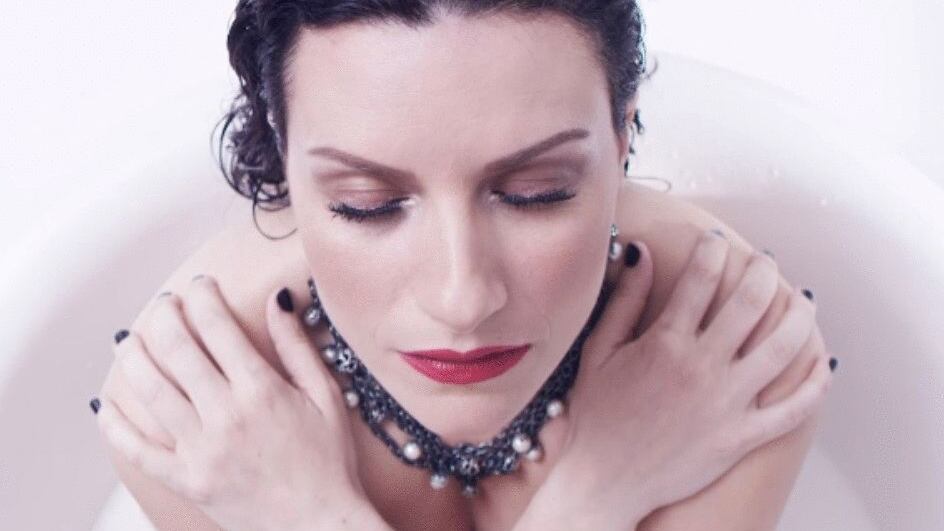 Laura Pausini desnuda en video