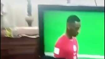 Ven partido de fútbol en un velorio