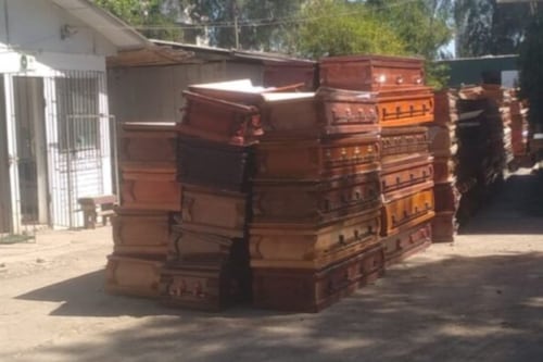 LLevan 8 meses a pleno sol: Denuncian abandono de 450 ataúdes “peligrosos” en el Cementerio General de Santiago