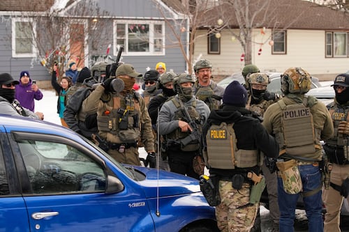 Van con todo contra manifestantes, más agentes del ICE se trasladan a Minneapolis