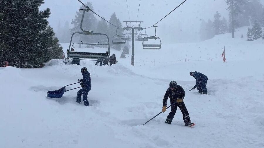 Trabajadores Paleando la Nieve | Foto: Referencial