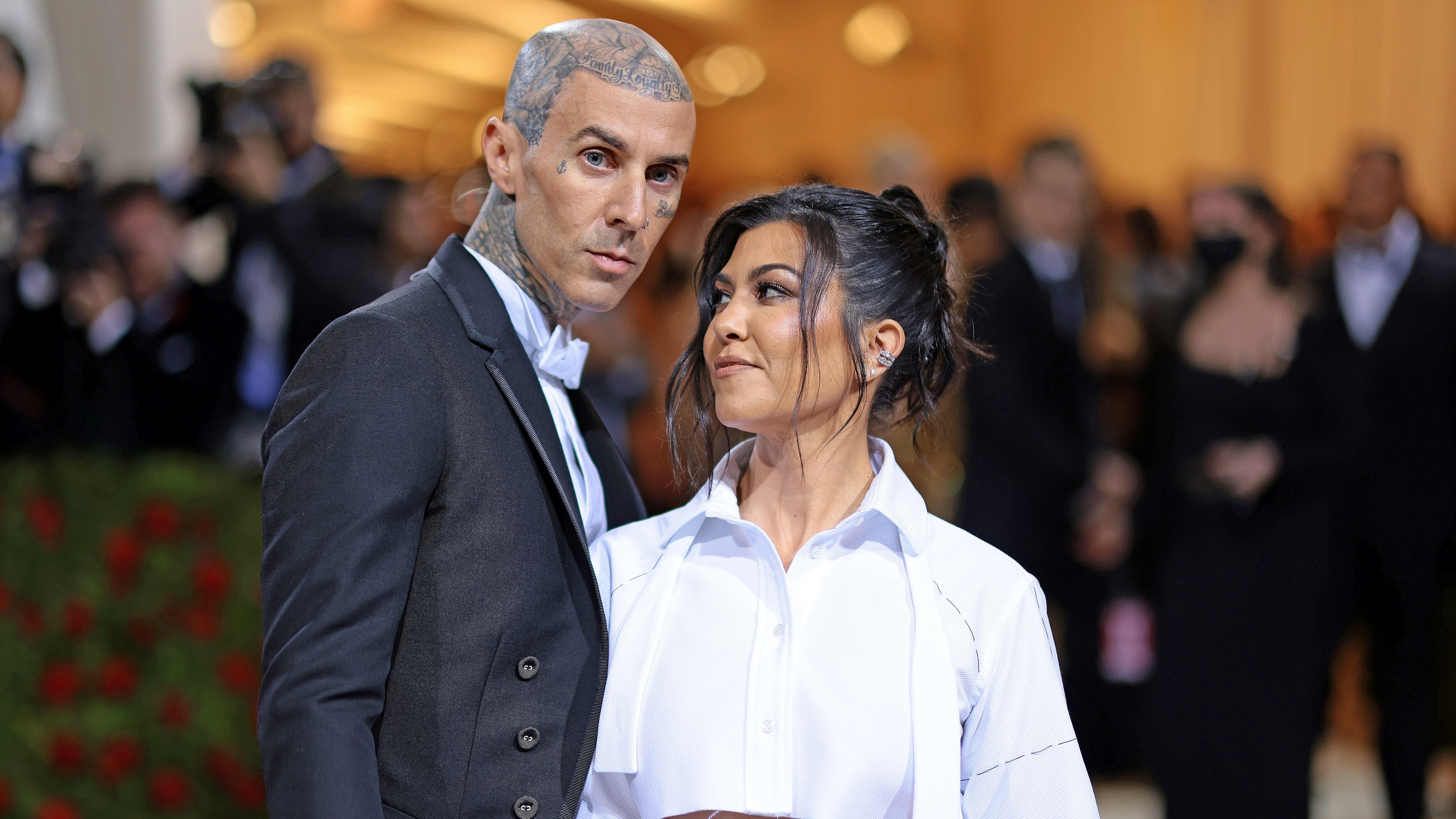 Travis Barker y Kourtney Kardashian / AFP