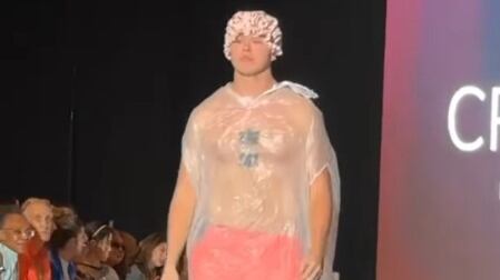 El youtuber desfiló en la pasarela y todos pensaban que era un modelo hasta que lo sacó un miembro de seguridad