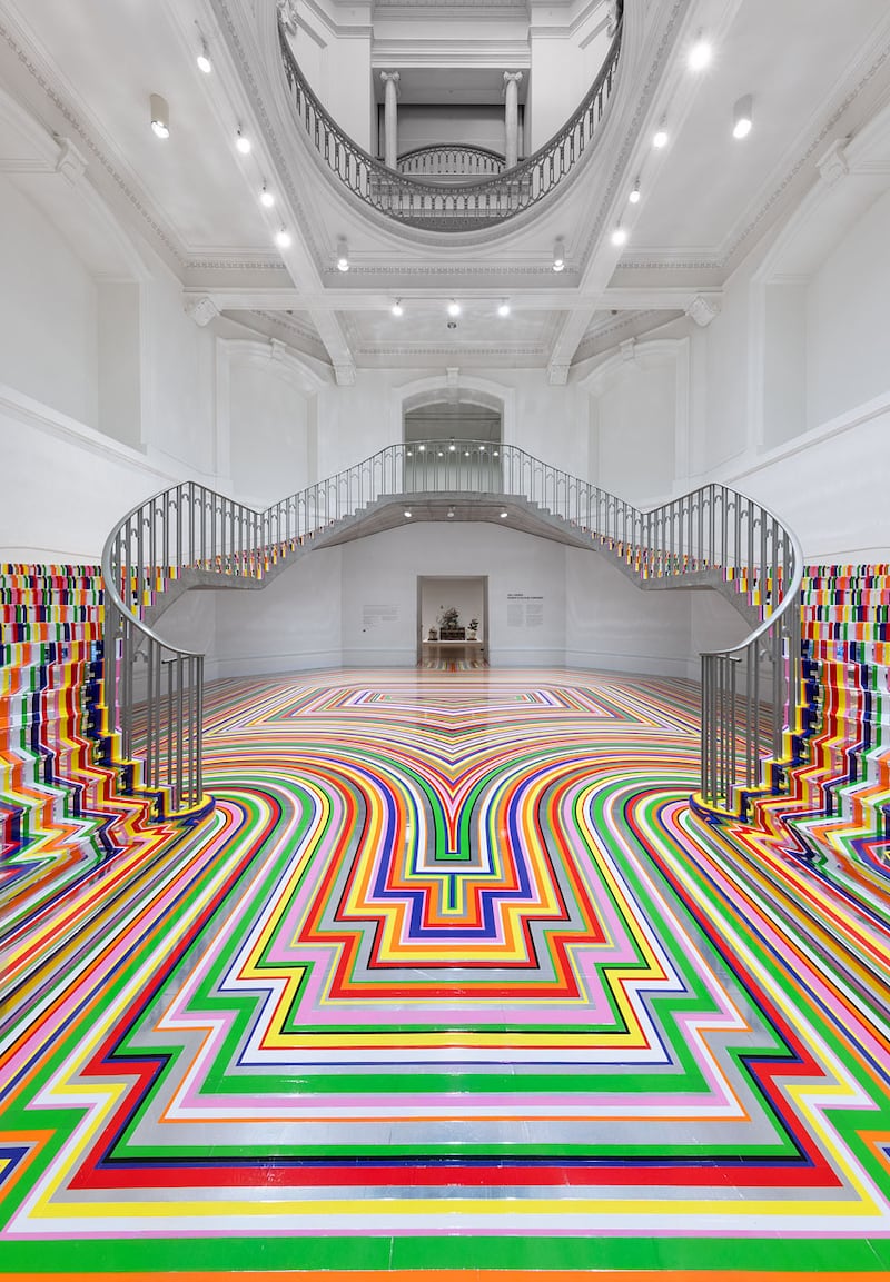 El artista Jim Lambie utiliza cinta vinílica industrial de colores vivos aplicada directamente sobre el piso y la escalera de la gran rotonda neoclásica de la Galería de Arte de Vancouver. Foto: Vancouver Art Gallery.