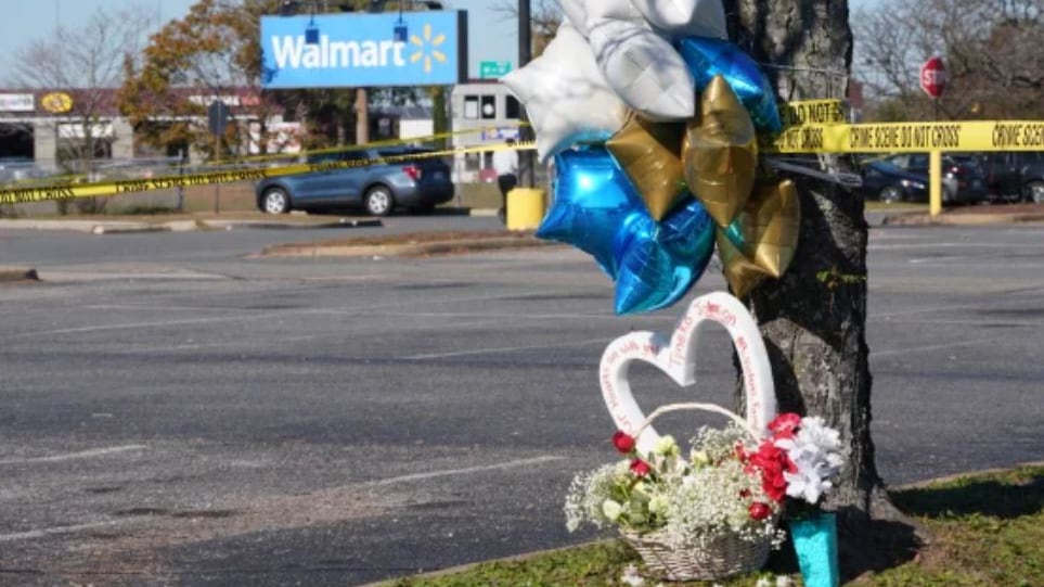 Monumento erigido en el estacionamiento tras el tiroteo masivo en un Walmart en Chesapeake, Virginia, este miércoles 23 de noviembre | Foto: JAY PAUL / REUTERS