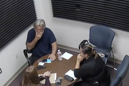 Sale a la luz impactante video de la reacción de Alec Baldwin cuando le dicen que Halyna Hutchins murió