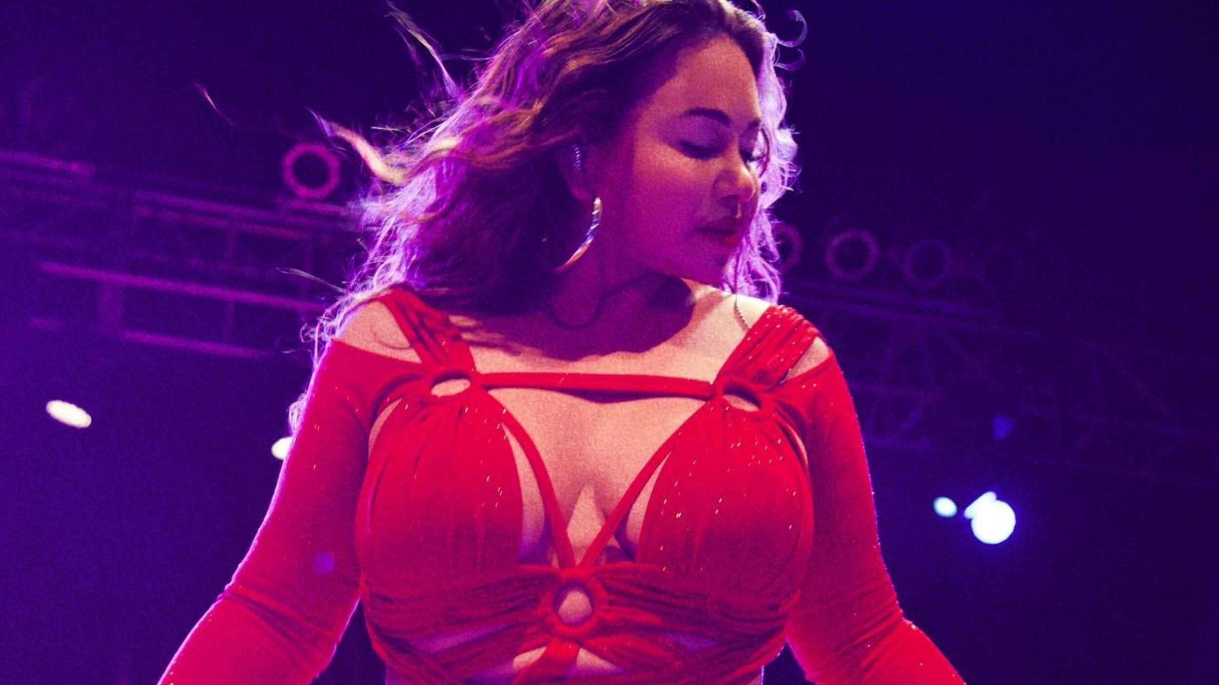 Las reacciones por el ajustado atuendo rojo que Chiquis lució en concierto