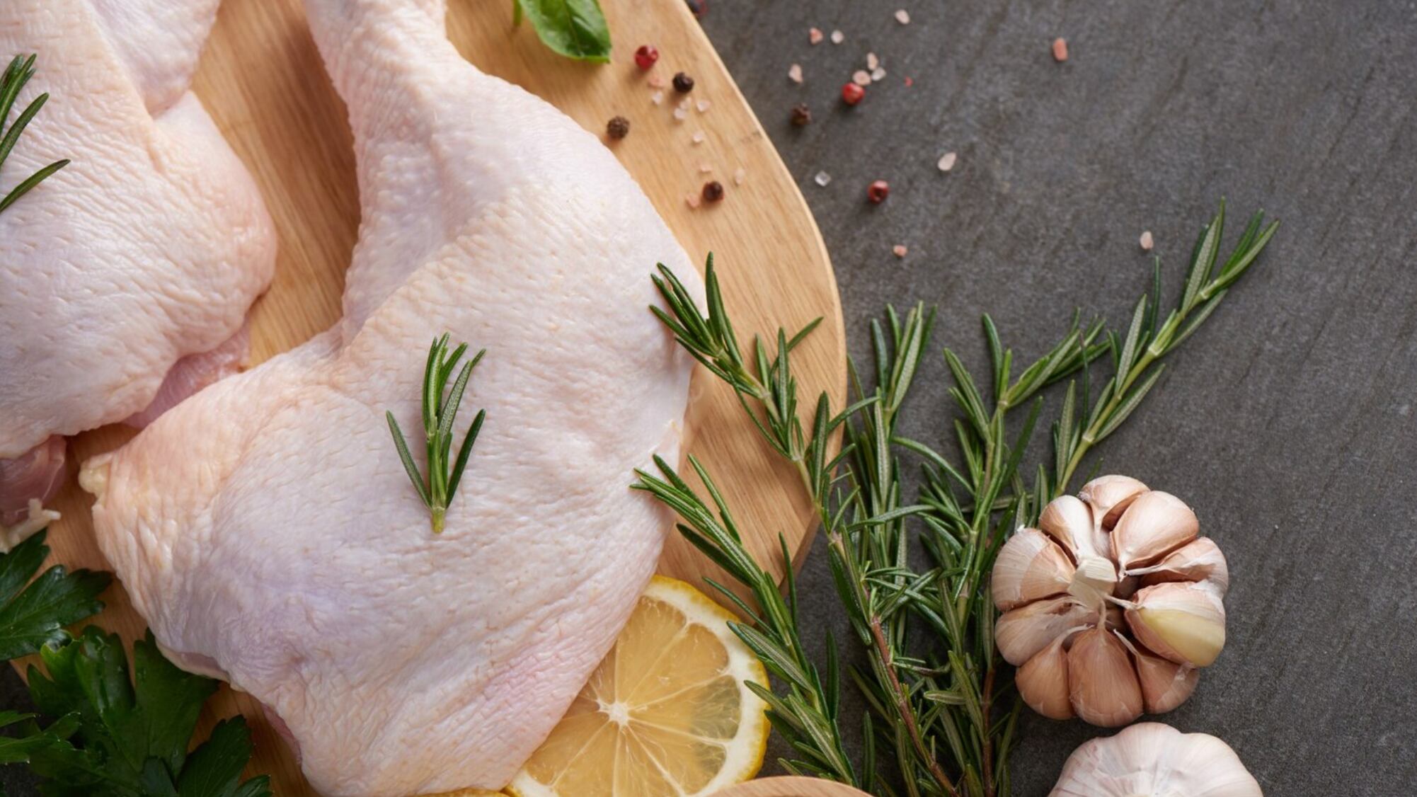 Es importante que el pollo quede bien cocido para eliminar las bacterias