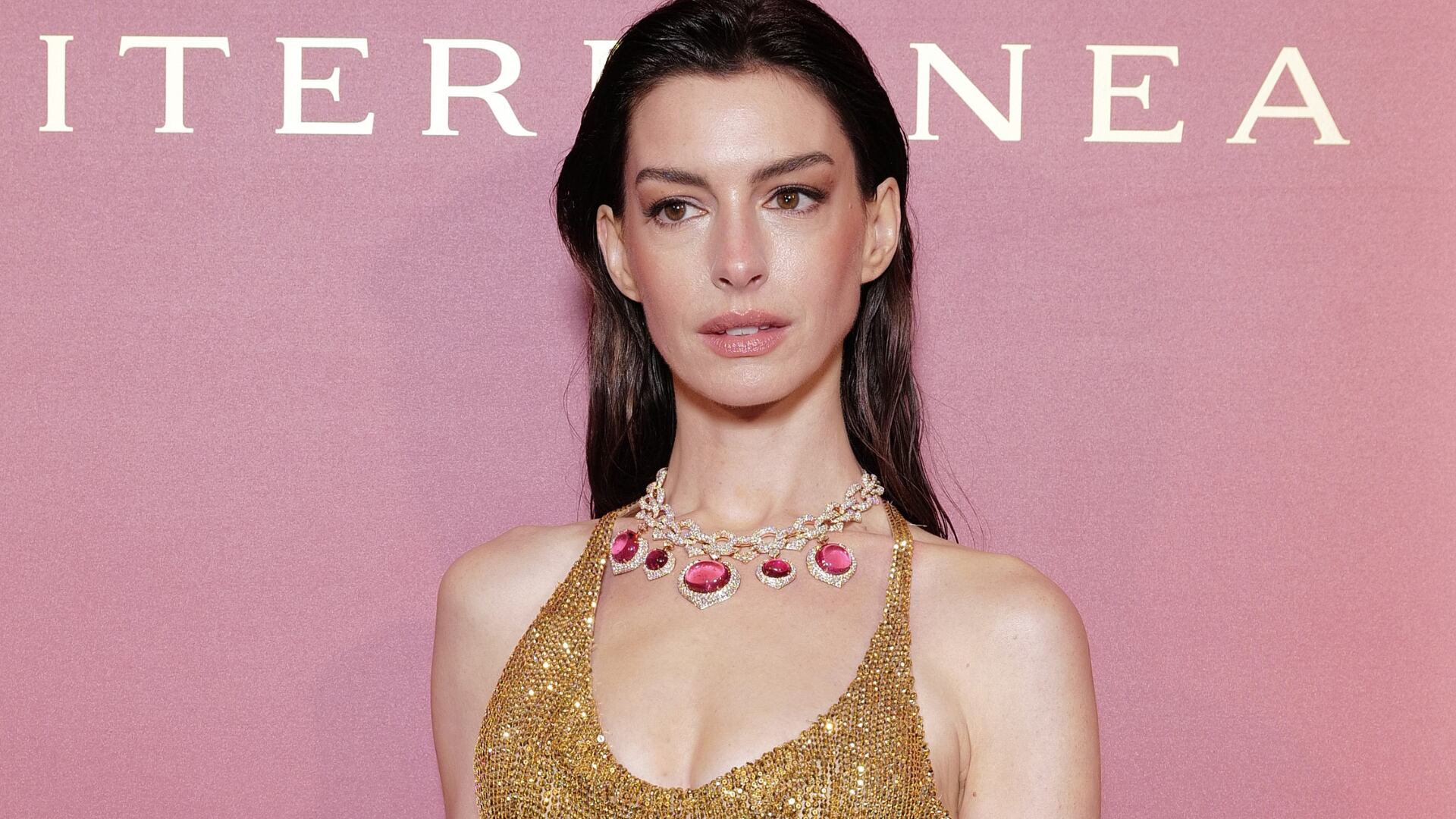 Anne Hathaway  sorprende con maxivestido camisero en evento de Bulgari y se llega todos los aplausos.