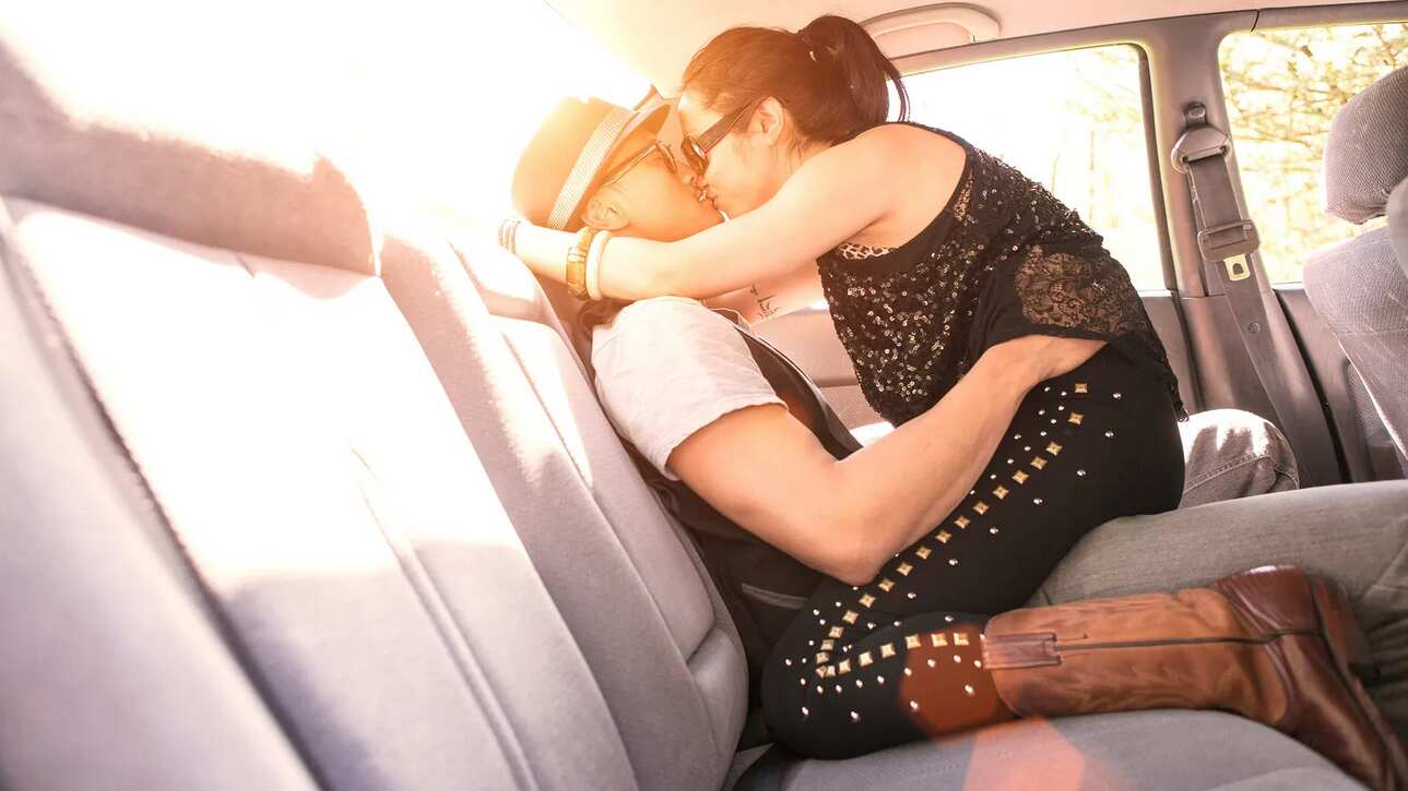 Mujer encuentra a su esposo con su amente en un automóvil.