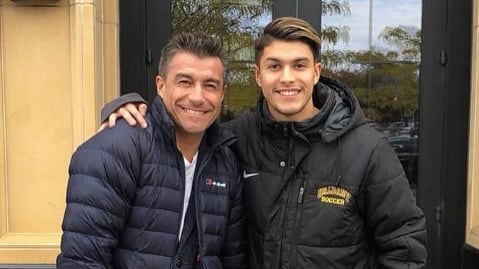 El periodista Fernando Solabarrieta, próximo invitado en los live de los jueves de Publimetro, entregó su opinión respecto a la participación de su hijo Nicolás en el reality de Canal 13, Tierra Brava, confesando que no fue totalmente de su agrado.
Fue en conversación con Daniel Fuenzalida en el programa “Sin Dios ni ley”, que reveló