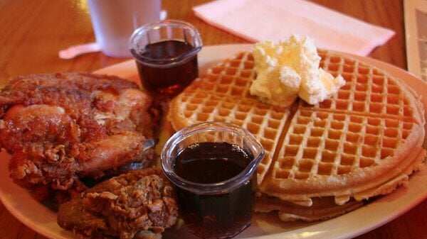 Pollo y waffles, conocidos como ‘Chicken and Waffles’.