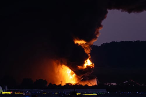 Video: Avión de carga se estrella cerca del Aeropuerto Internacional en Kentucky, cuatro muertos y 11 heridos