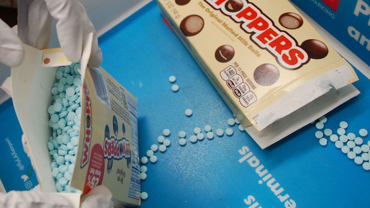 Caja de dulces de varias marcas tenían las píldoras de fentanilo.