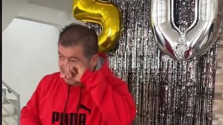 Llora cuando le celebran su cumpleaños