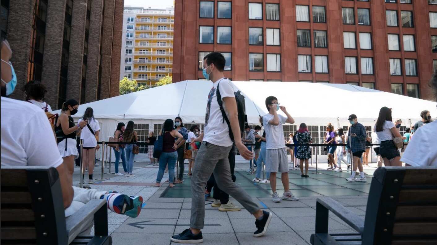 Nueva York pedirá prueba de vacunación contra COVID para entrar a restaurantes y gimnasios