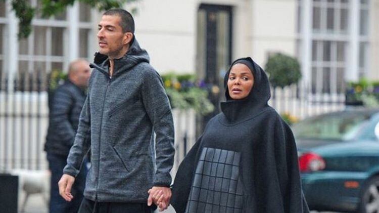Janet Jackson outfit enorme
