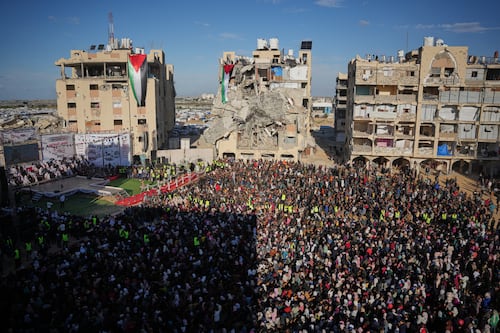 Un momento de esperanza: miles de palestinos en Gaza participaron en masiva boda