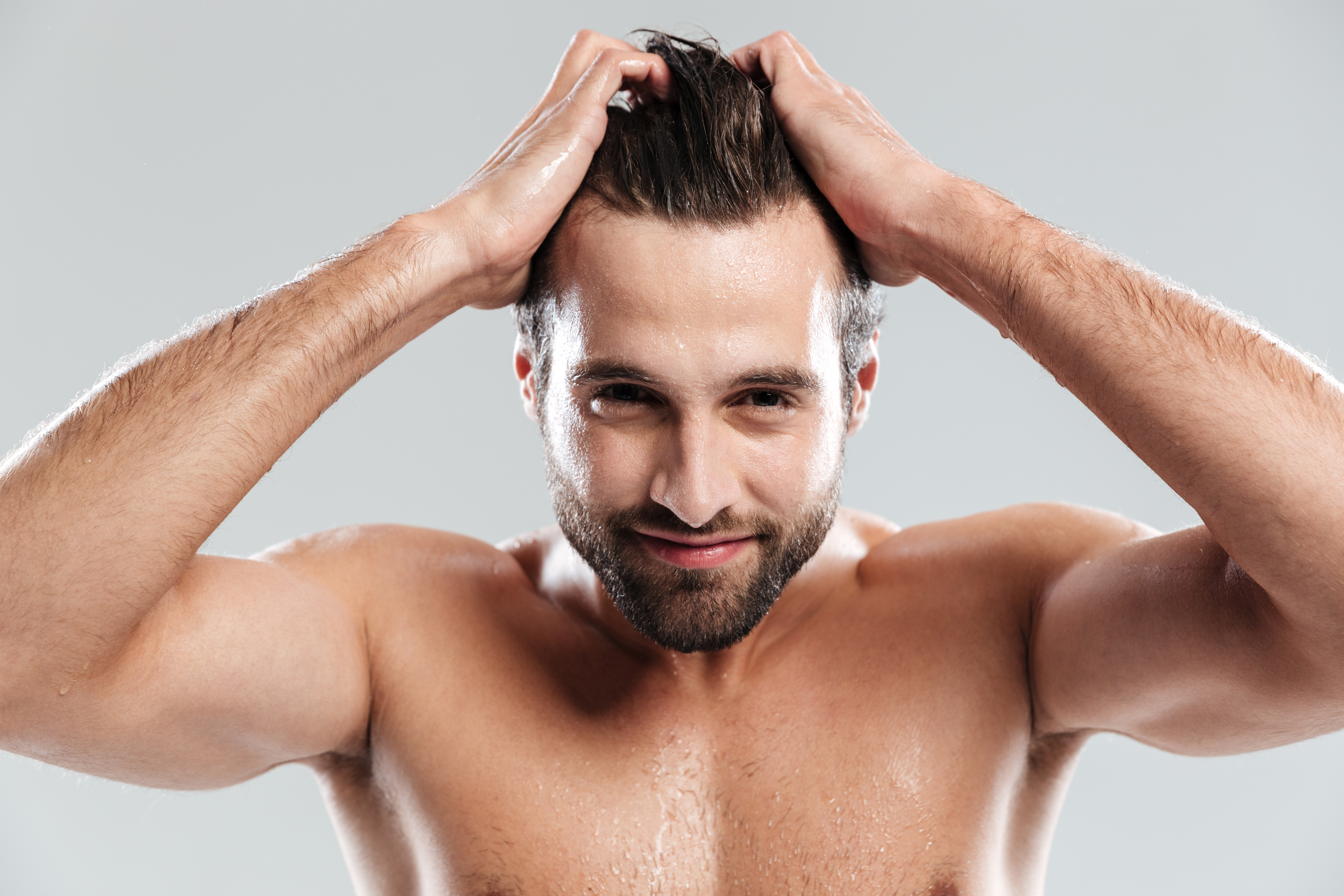 No importa si eres hombre o mujer: la clave de un cabello hermoso está en su cuidado. De hecho, un cabello sano es el punto de partida de todo lo demás. Foto: Freepik.