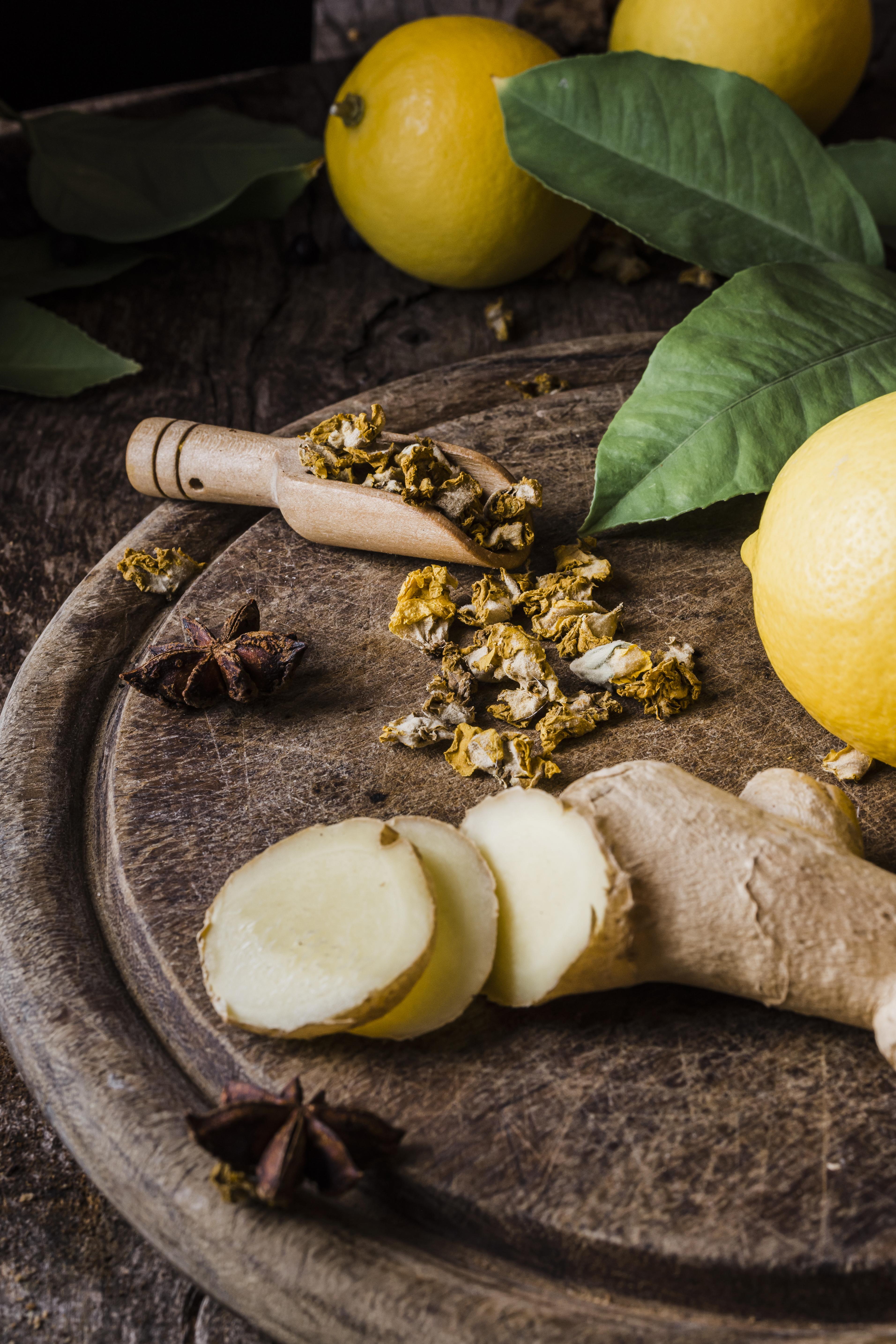 El jengibre, conocido también como kion o quion, es una raíz de planta aromática que se ha estudiado durante siglos debido a sus propiedades benéficas y curativas. Foto: Magnific.